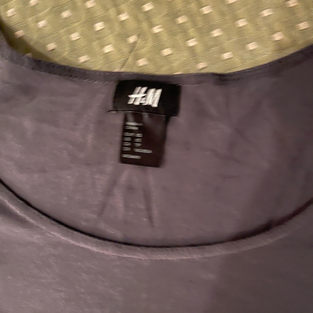 H&M tee. - Picture 3 of 4